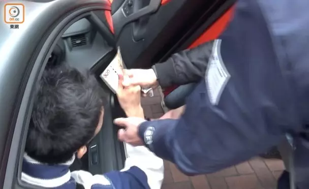 網紅鬧市撒20萬引瘋搶! 開跑車欲再撒錢被捕!網友起底, 豪車豪宅全是租的!