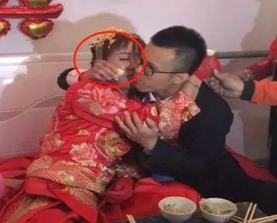 婚禮現場,新郎不願喝交杯酒,眾人不解,看到新娘正臉後終於明白了!