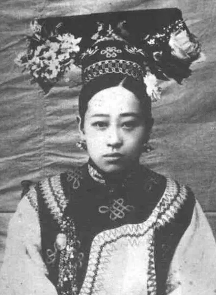 晚清皇宮公認第一美女,父親是最大的貪官,慈禧每次照相必帶上她!