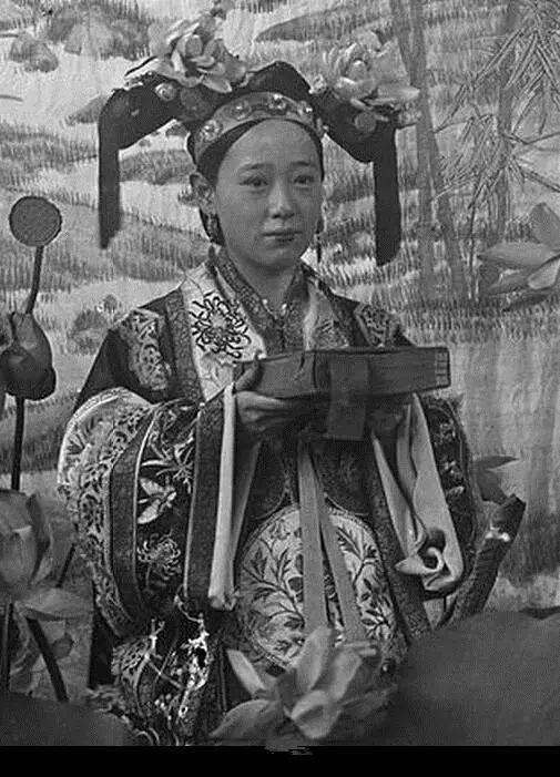 晚清皇宮公認第一美女,父親是最大的貪官,慈禧每次照相必帶上她!