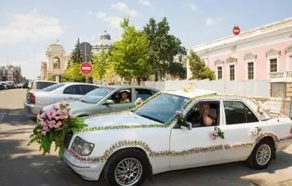 妹妹結婚,母親收了十萬彩禮,送一張卡,婚禮後妹妹查到餘額哭了