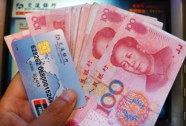 妹妹結婚,母親收了十萬彩禮,送一張卡,婚禮後妹妹查到餘額哭了