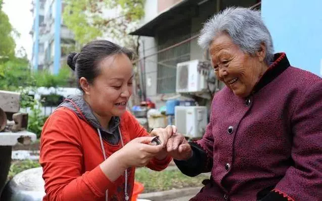 婆婆每天都讓我吃剩飯,突然提前下班,回到家發現廚房裡的婆婆,我不知所措