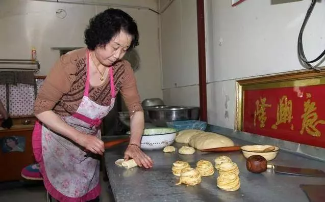 婆婆每天都讓我吃剩飯,突然提前下班,回到家發現廚房裡的婆婆,我不知所措