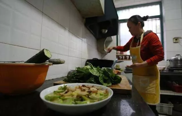 婆婆每天都讓我吃剩飯,突然提前下班,回到家發現廚房裡的婆婆,我不知所措