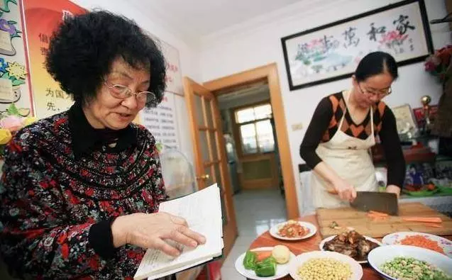 婆婆每天都讓我吃剩飯,突然提前下班,回到家發現廚房裡的婆婆,我不知所措