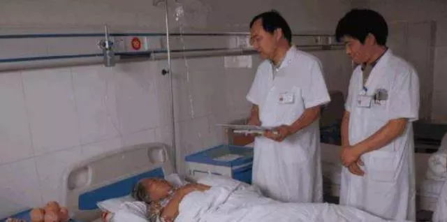婆婆生病住院,母親送來五萬給婆婆治病,丈夫把門一關不讓母親走