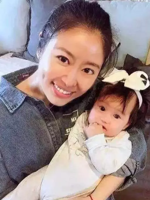 林心如2歲女兒美的過分,繼承父母的優點,真是個大眼「睫毛精」