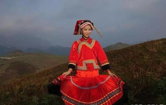 丈夫在外打工多年未回家,妻子前去探望,在工地看到他模樣,懂了金錢和財富永遠不會比健康和家人更重要!
