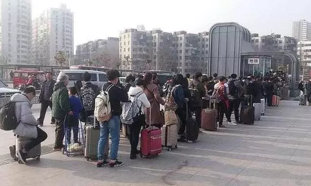 丈夫在外打工多年未回家,妻子前去探望,在工地看到他模樣,懂了金錢和財富永遠不會比健康和家人更重要!