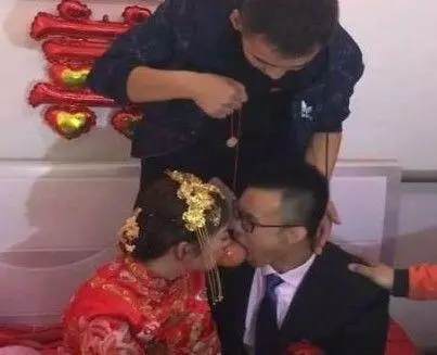 婚禮現場,新郎不願喝交杯酒,眾人不解,看到新娘正臉後終於明白了!