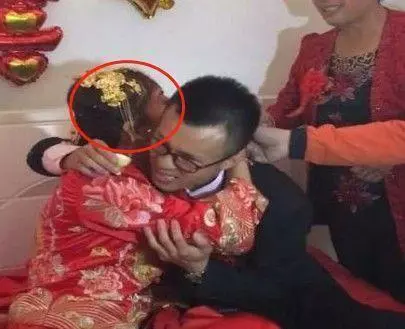 婚禮現場,新郎不願喝交杯酒,眾人不解,看到新娘正臉後終於明白了!