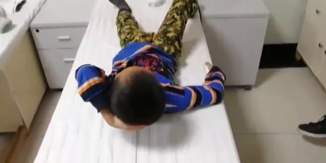 9歲男童長期玩手機,腦袋變歪難以回正!家長別再縱容孩子玩手機了,造成的傷害完全顛覆你的想像!