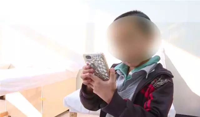9歲男童長期玩手機,腦袋變歪難以回正!家長別再縱容孩子玩手機了,造成的傷害完全顛覆你的想像!