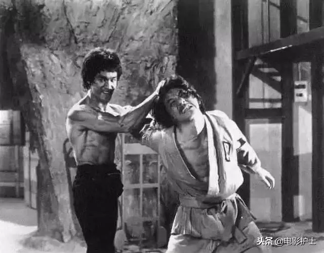 成龍評價李小龍,他被神話了,洪金寶:我沒提腳他腳就到我臉上了