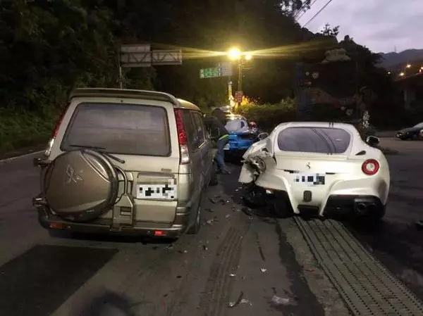恍神連撞4法拉利 送貨男慘賠162萬 |