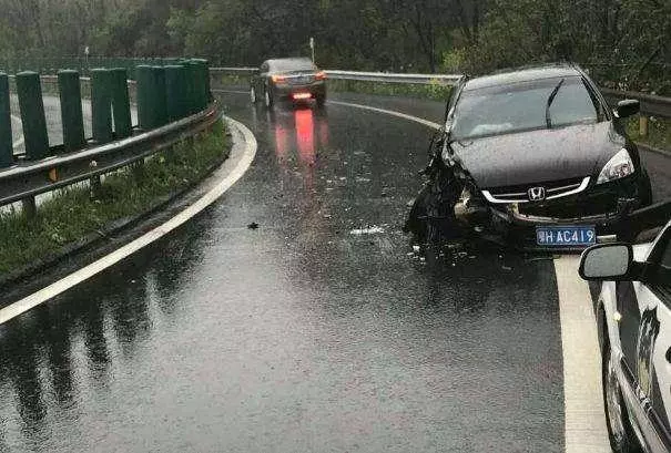 再疲勞也不能在服務區睡覺?車主:睡一覺罰1200 - 搖一搖茶就醒了