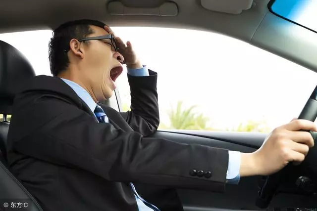 再疲勞也不能在服務區睡覺?車主:睡一覺罰1200 - 搖一搖茶就醒了