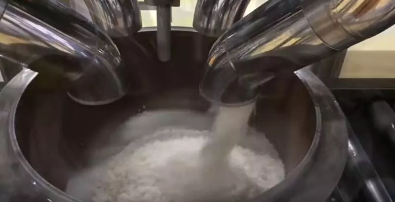 原來「超商便當」這樣來的!全程機器操作「生米→滿滿配料便當」網友驚呼:難怪那麼貴!