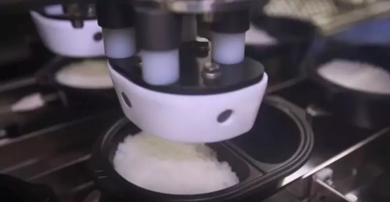 原來「超商便當」這樣來的!全程機器操作「生米→滿滿配料便當」網友驚呼:難怪那麼貴!