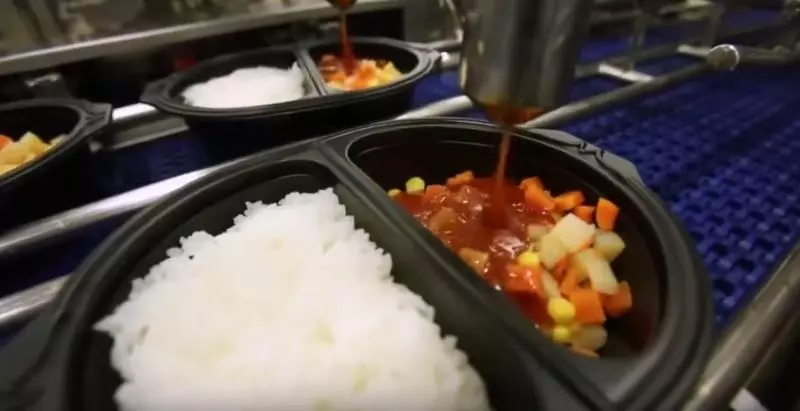 原來「超商便當」這樣來的!全程機器操作「生米→滿滿配料便當」網友驚呼:難怪那麼貴!