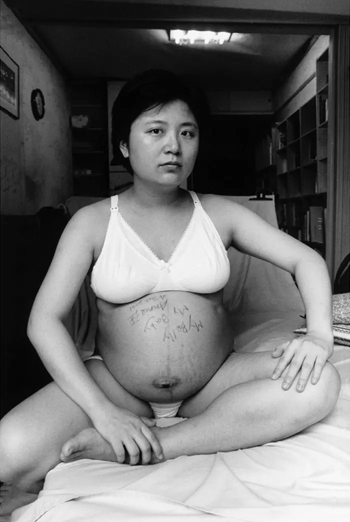媽媽連續17年「和兒子拍攝獨特親子照」!其中一張「母子搭肩飛向天空」感動眾人:母愛的力量