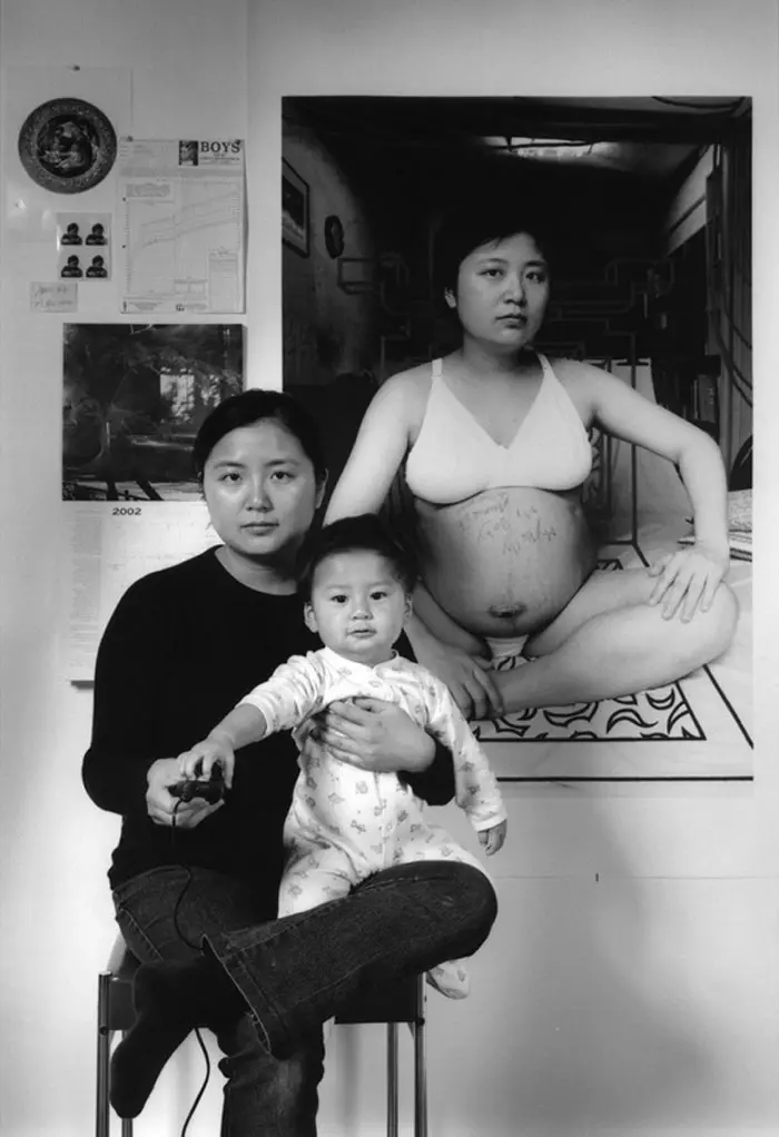 媽媽連續17年「和兒子拍攝獨特親子照」!其中一張「母子搭肩飛向天空」感動眾人:母愛的力量