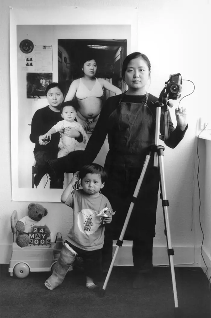 媽媽連續17年「和兒子拍攝獨特親子照」!其中一張「母子搭肩飛向天空」感動眾人:母愛的力量