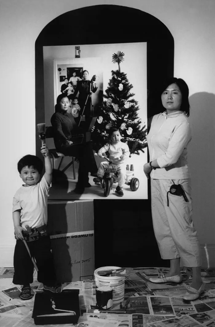 媽媽連續17年「和兒子拍攝獨特親子照」!其中一張「母子搭肩飛向天空」感動眾人:母愛的力量