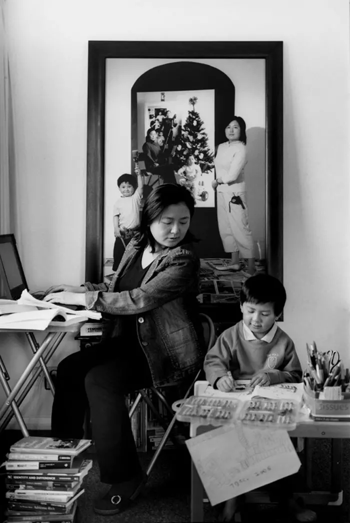 媽媽連續17年「和兒子拍攝獨特親子照」!其中一張「母子搭肩飛向天空」感動眾人:母愛的力量