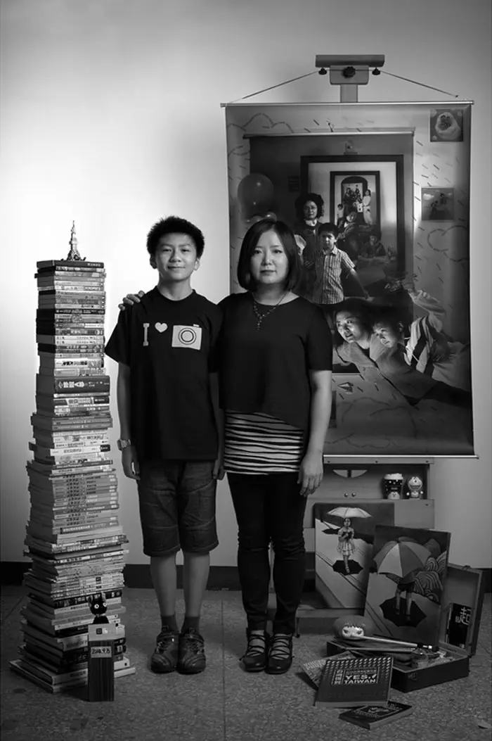 媽媽連續17年「和兒子拍攝獨特親子照」!其中一張「母子搭肩飛向天空」感動眾人:母愛的力量