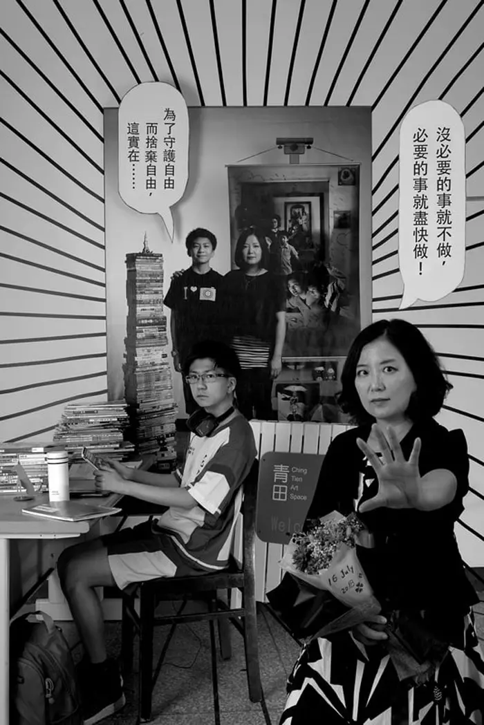 媽媽連續17年「和兒子拍攝獨特親子照」!其中一張「母子搭肩飛向天空」感動眾人:母愛的力量