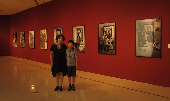 媽媽連續17年「和兒子拍攝獨特親子照」!其中一張「母子搭肩飛向天空」感動眾人:母愛的力量