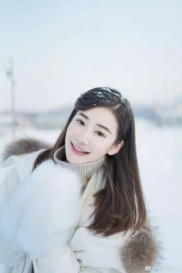 棉花糖比賽男主持人誇口「我吃很快」 下秒女主持人「一口秒嗑完」