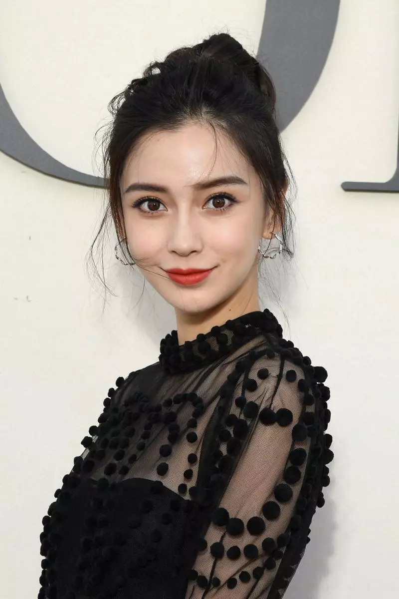 偷拍到了!Angelababy私下「原汁原味0修圖照」曝光 走過路人身邊「一飄過去全場男人愣住」