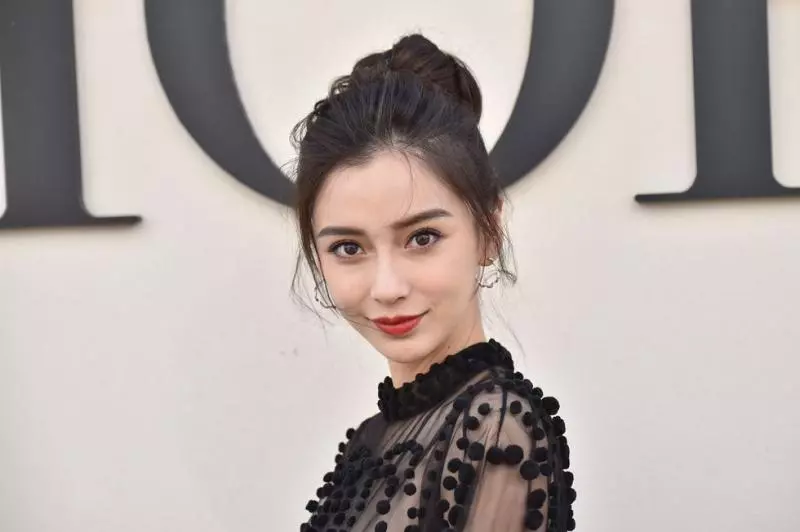 偷拍到了!Angelababy私下「原汁原味0修圖照」曝光 走過路人身邊「一飄過去全場男人愣住」