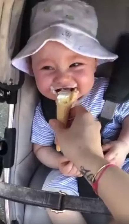 小寶寶第1次吃冰淇淋「像發現新大陸」!舔一口後發出「全世界最純真的笑聲」網友狂重播!