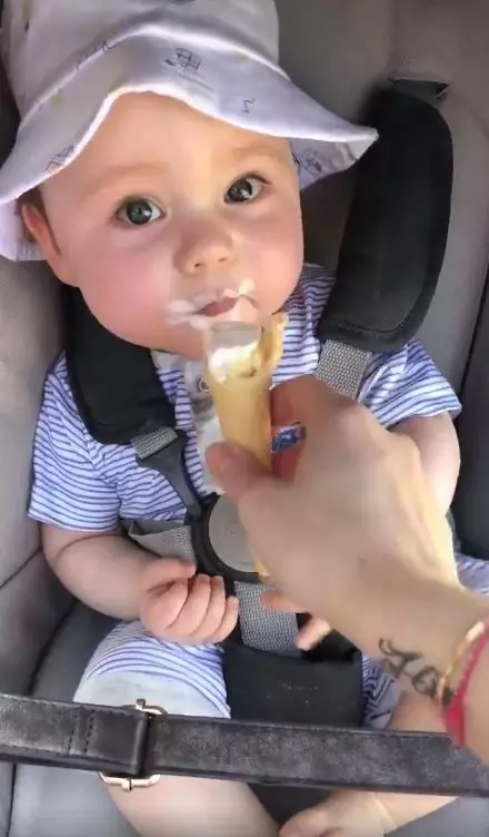 小寶寶第1次吃冰淇淋「像發現新大陸」!舔一口後發出「全世界最純真的笑聲」網友狂重播!