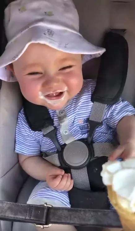 小寶寶第1次吃冰淇淋「像發現新大陸」!舔一口後發出「全世界最純真的笑聲」網友狂重播!
