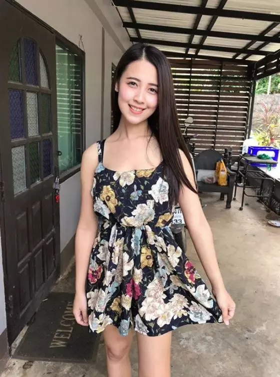 女店員盛飯「一彎腰胸前白T炸裂」全網暴動!本尊被肉搜「私下自拍照更辣」男網友甜喊:想娶她回家