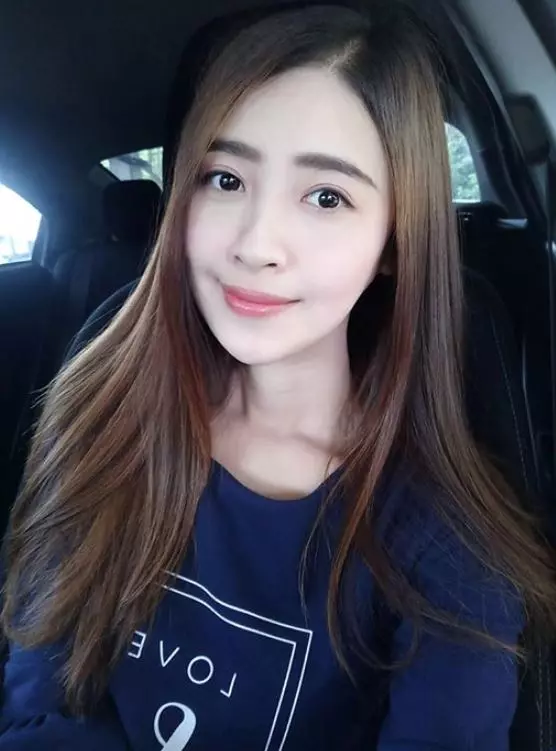 女店員盛飯「一彎腰胸前白T炸裂」全網暴動!本尊被肉搜「私下自拍照更辣」男網友甜喊:想娶她回家