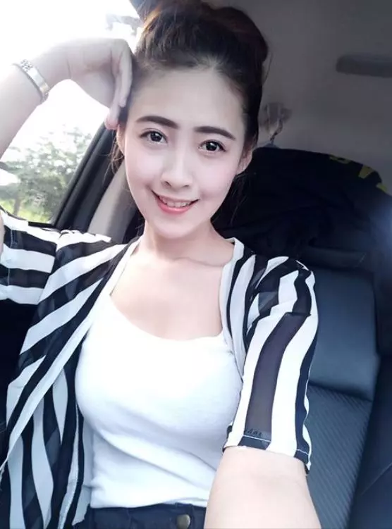 女店員盛飯「一彎腰胸前白T炸裂」全網暴動!本尊被肉搜「私下自拍照更辣」男網友甜喊:想娶她回家