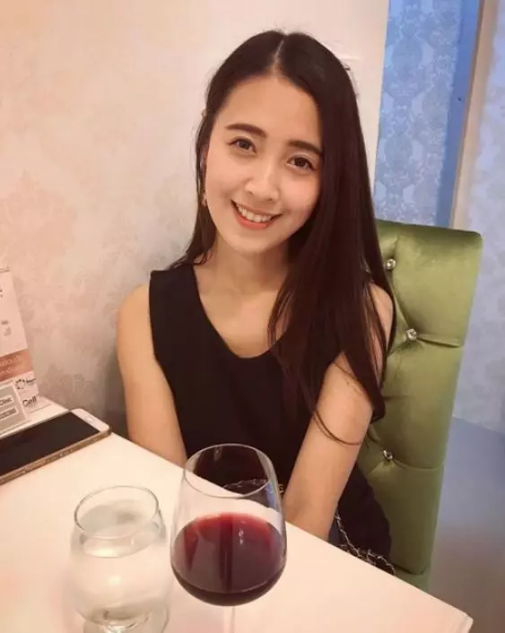 女店員盛飯「一彎腰胸前白T炸裂」全網暴動!本尊被肉搜「私下自拍照更辣」男網友甜喊:想娶她回家