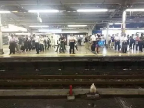 23個讓人看了「想改當日本人」的特色日常照!#9上廁所無聊「站著順便打電動」老外超羨慕