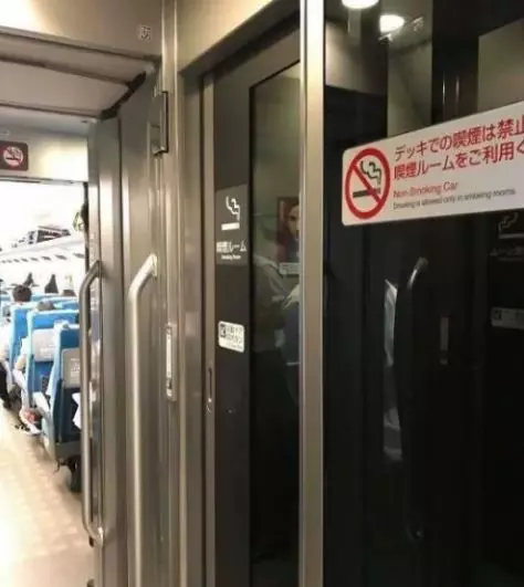 23個讓人看了「想改當日本人」的特色日常照!#9上廁所無聊「站著順便打電動」老外超羨慕