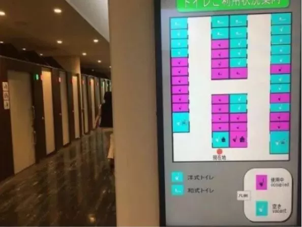 23個讓人看了「想改當日本人」的特色日常照!#9上廁所無聊「站著順便打電動」老外超羨慕