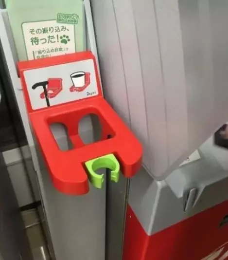 23個讓人看了「想改當日本人」的特色日常照!#9上廁所無聊「站著順便打電動」老外超羨慕