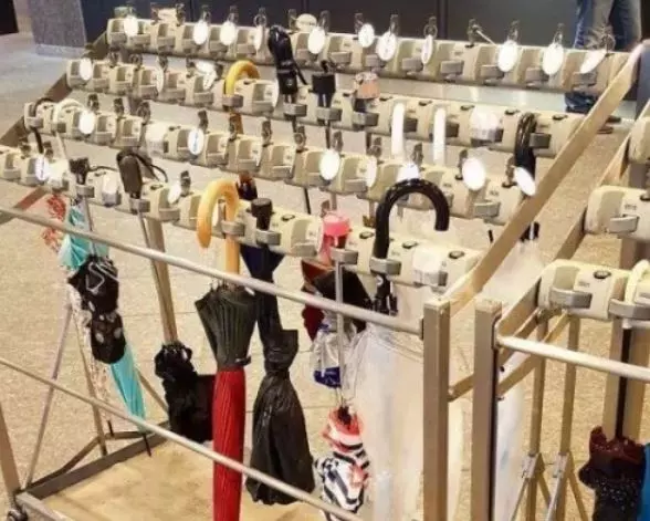 23個讓人看了「想改當日本人」的特色日常照!#9上廁所無聊「站著順便打電動」老外超羨慕