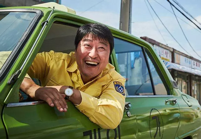 女大學生坐計程車,司機半路提出要加錢,她報警後才知司機救了她