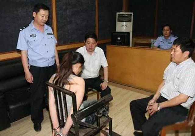 女大學生坐計程車,司機半路提出要加錢,她報警後才知司機救了她